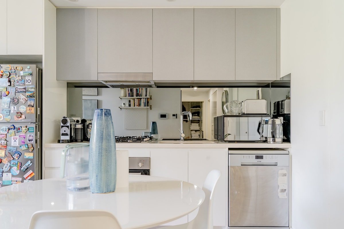 Stunning 2 bed Parramatta |Gym|Free Parking gallery image 2