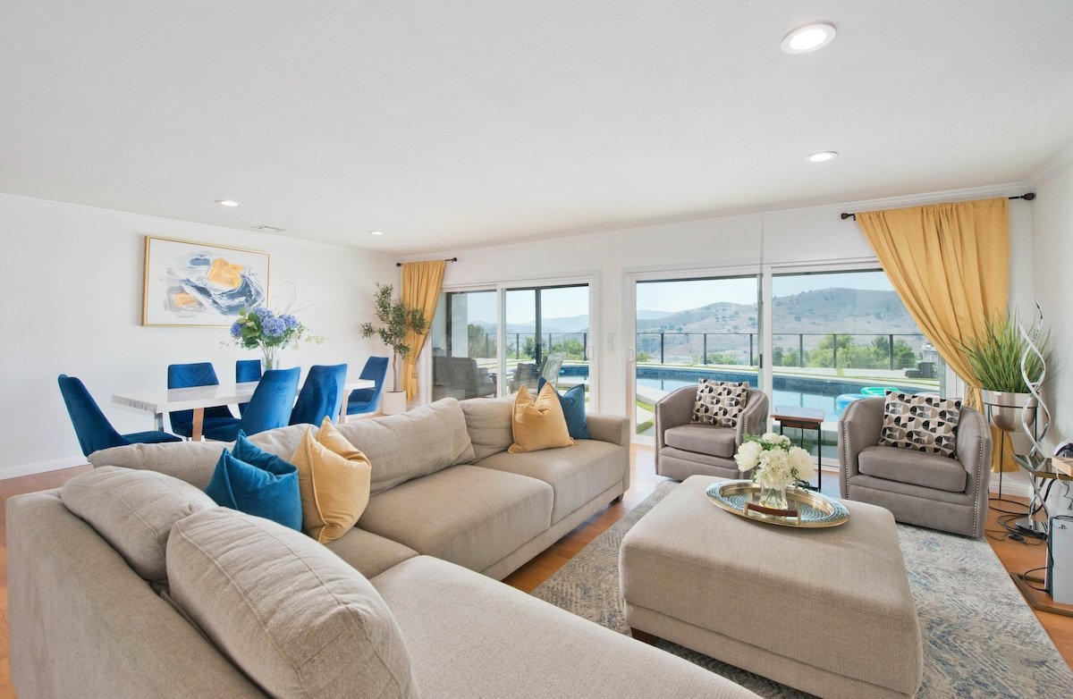 Stunning Home with VIEWS (pool/jacuzzi) gallery image 5