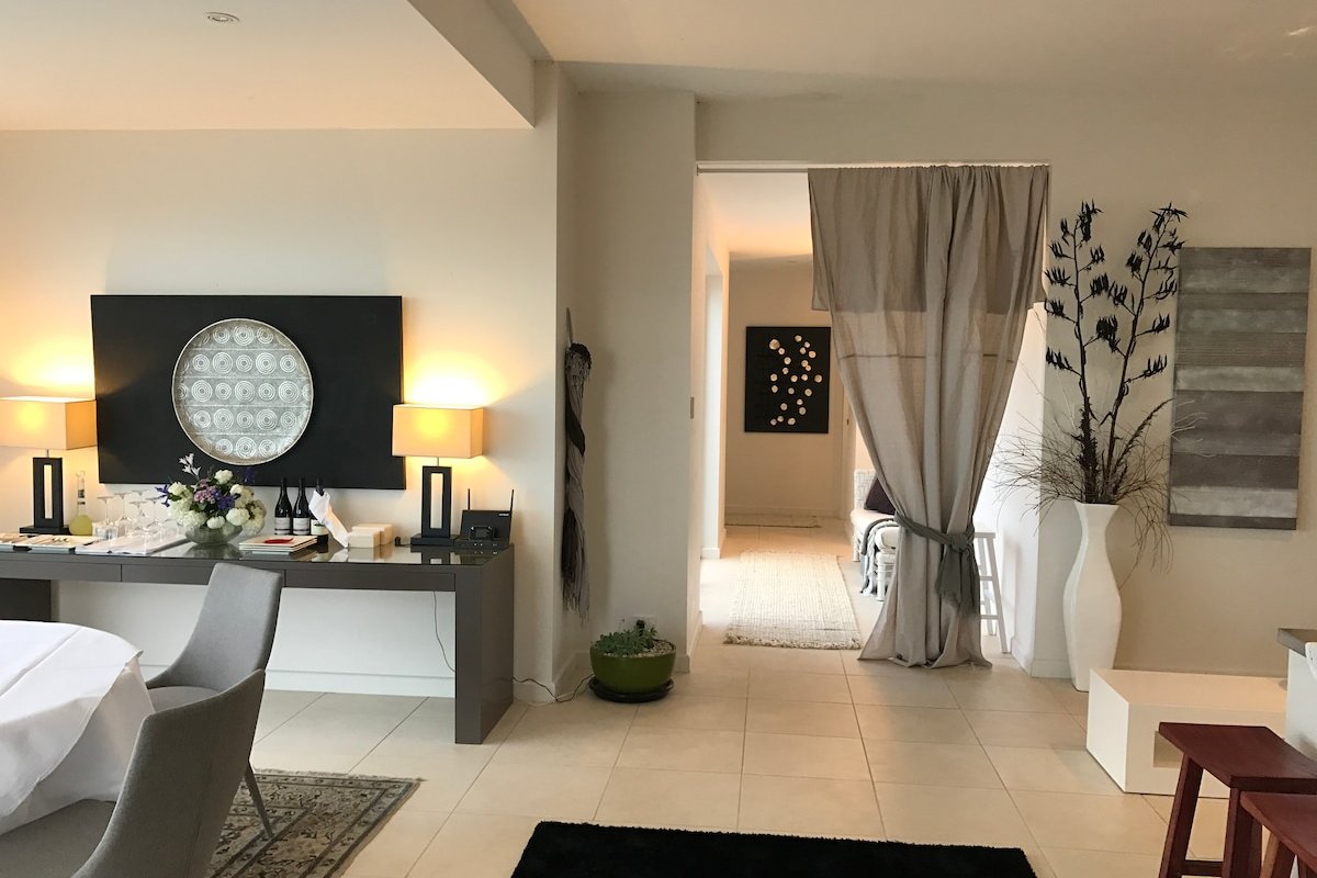 CONTEMPORARY LUXE WATERFRONT RESIDENCE gallery image 5