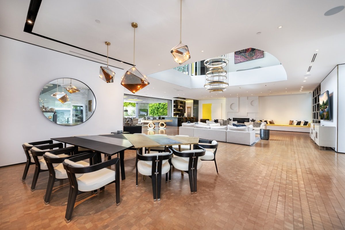 Modern Mansion In rodeo gallery image 3