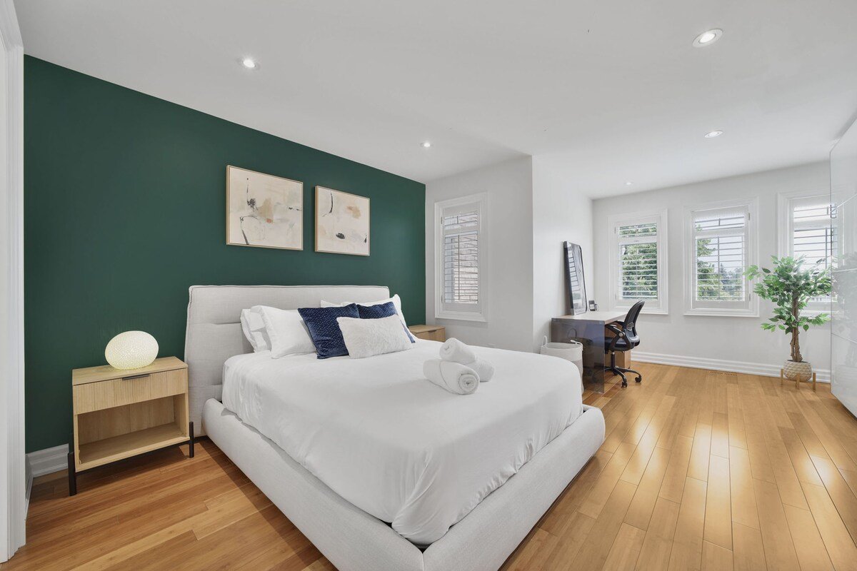 Modern Toronto Townhome by the Lake – Free Parking gallery image 3