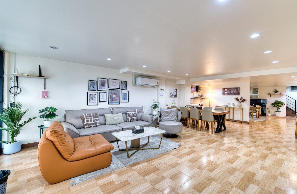 New 12 Bedroom 26 Persons Townhouse in Center gallery image 2