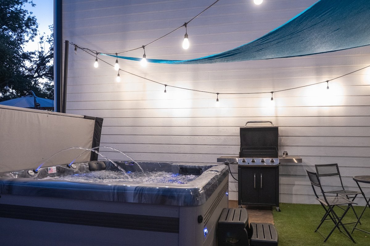 LUX Hot Tub + Chiller Near DT | Games | Sleeps 18 gallery image 3