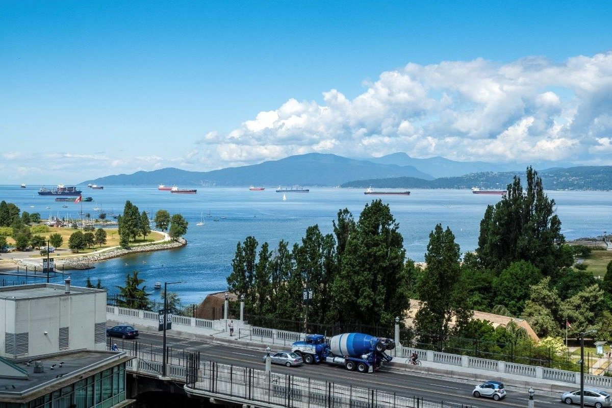 Beachfront Upscale Downtown Condo & Free Parking gallery image 2