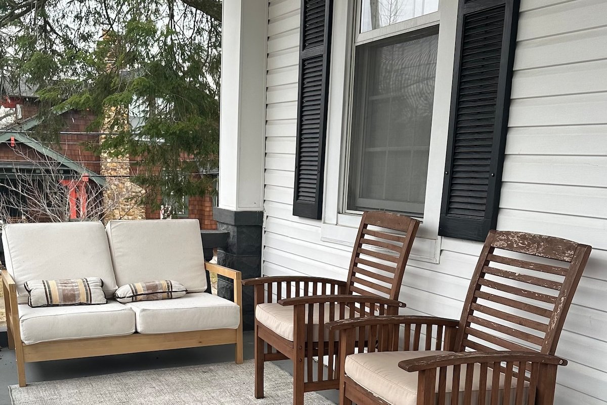 Spacious single family w/ free parking gallery image 4