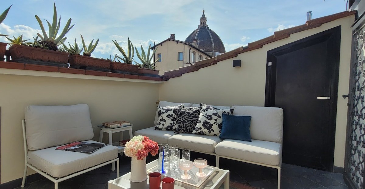 Elegant apartment Duomo view gallery image 2