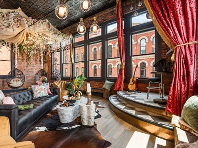 Penthouse loft w/ skyline views, bar & poker