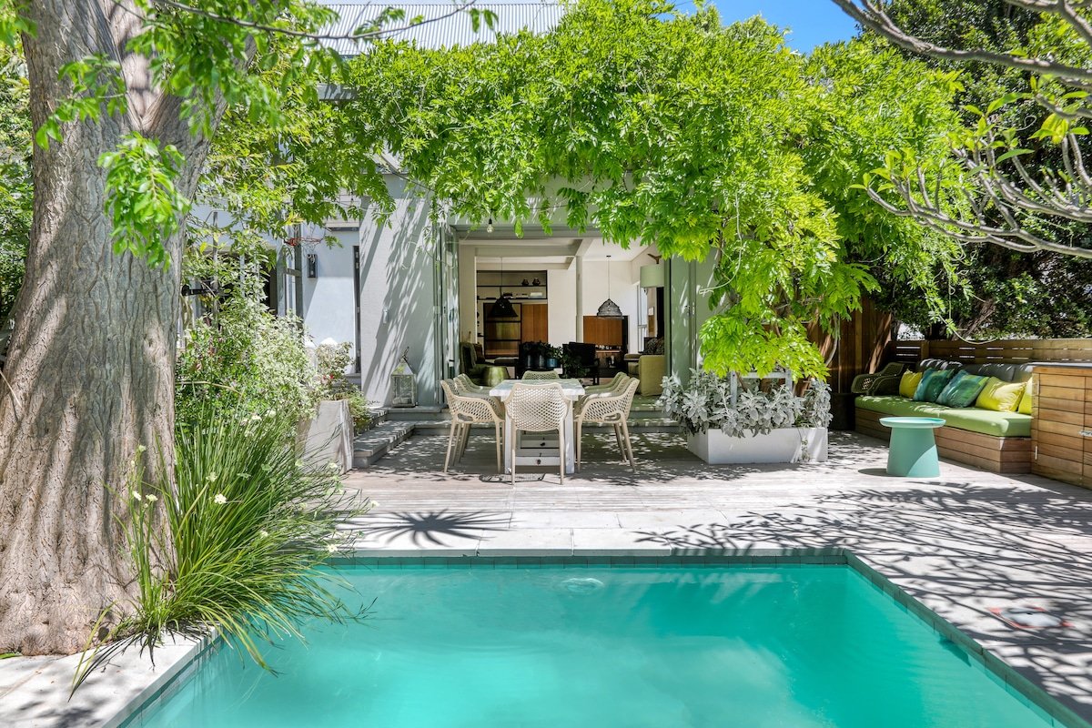 Cheerful home with pool in the heart of the city. gallery image 2