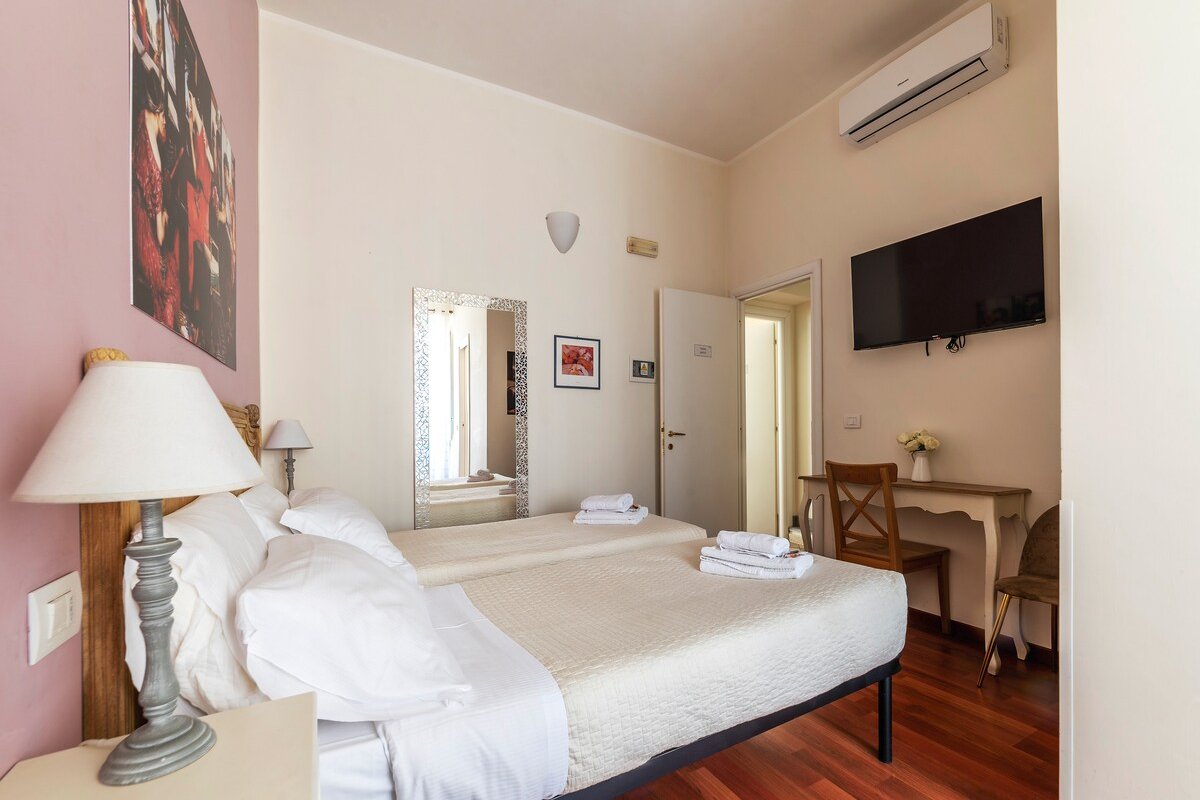 4 beds/4 baths flat near Vatican and metro! gallery image 5