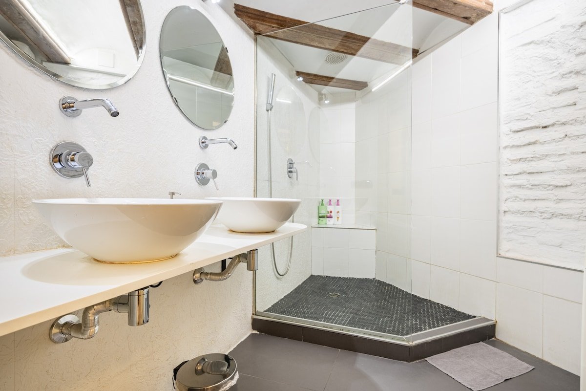 In the Heart of the Old Town & Food Market Central gallery image 4