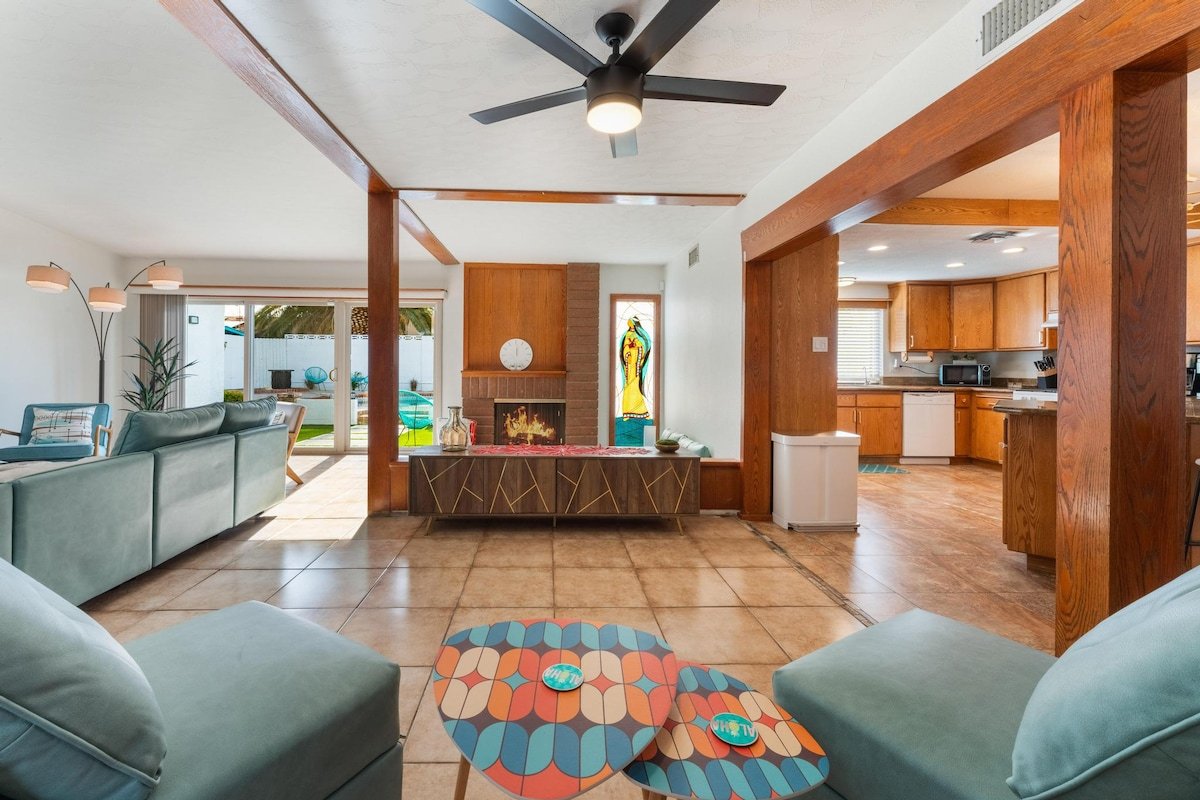 Midcentury Modern *Monthly* Las Vegas Pool Home gallery image 2