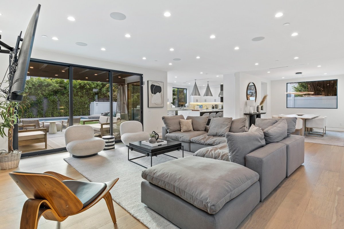 Elegant Beverly Grove Oasis with Top-Tier Comfort gallery image 5