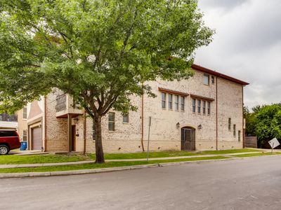 14 Bed Duplex I Walk to Bars & Shops I Mins To DT