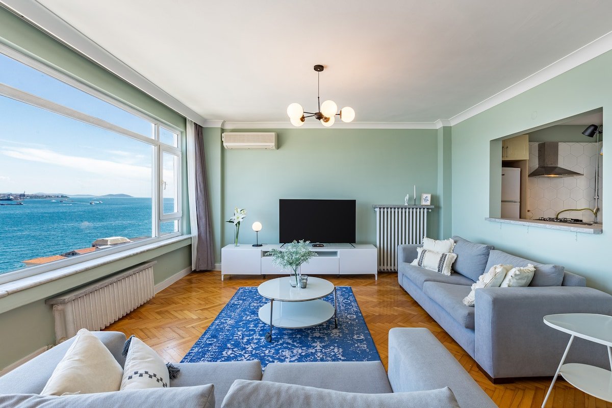 Deluxe Azure -Bosphorus viewed city center Apt. gallery image 4