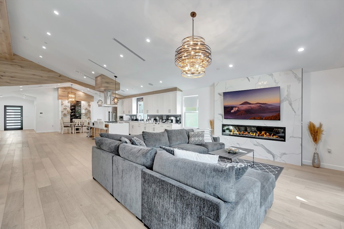 Universal Studios home with pool and jacuzzi gallery image 3