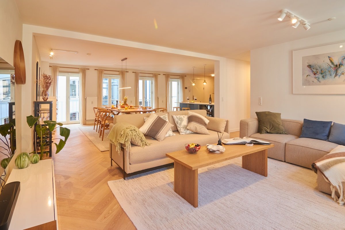 Designer 2 BR Home w/ Private Balcony gallery image 2