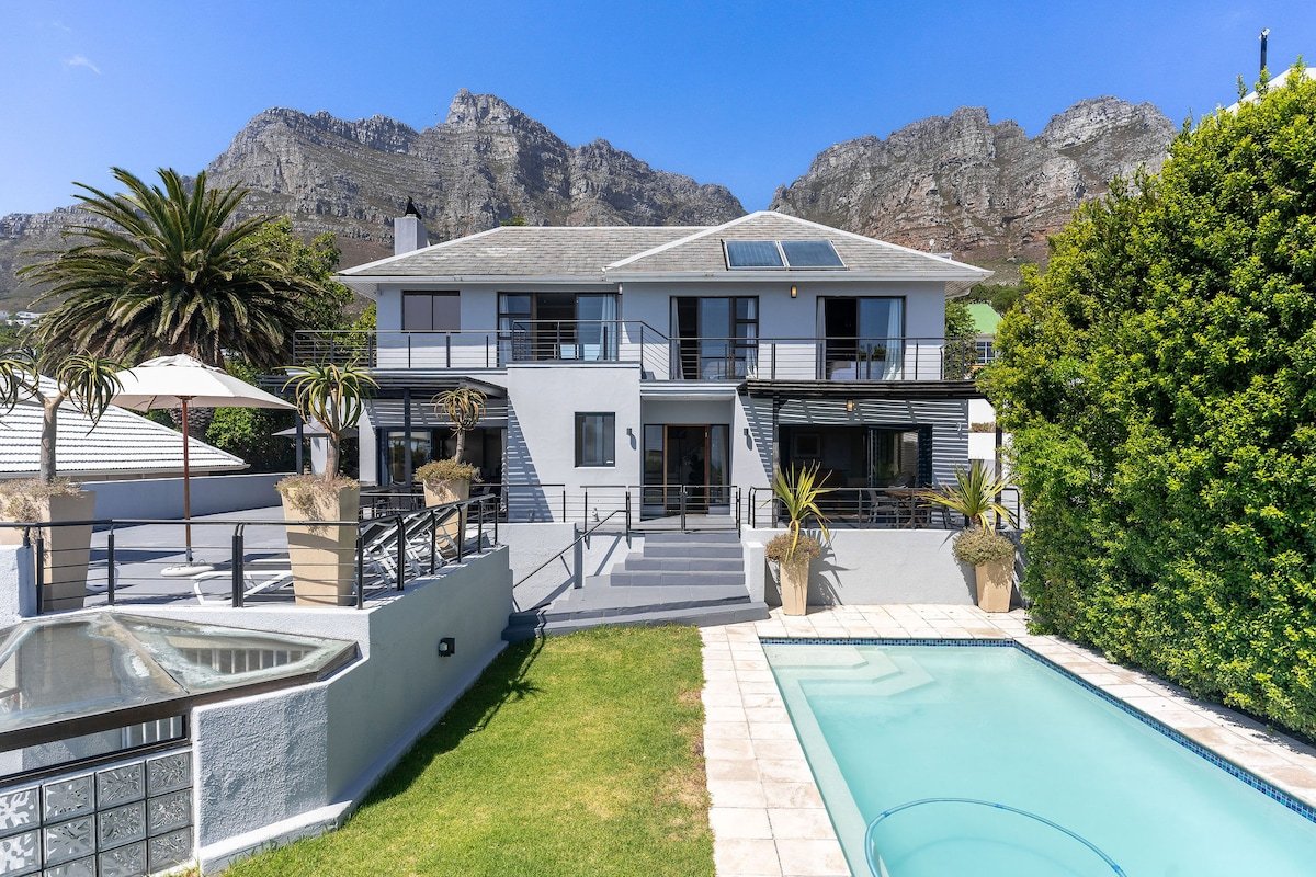 Contemporary Holiday Home on Camps Bay Beach gallery image 2