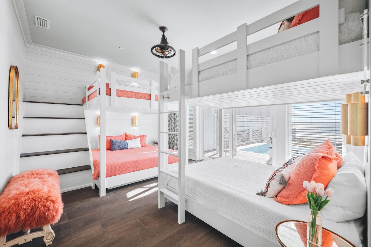 Gulf-Front Mansion w/Infinity Pool + Beach Access gallery image 3