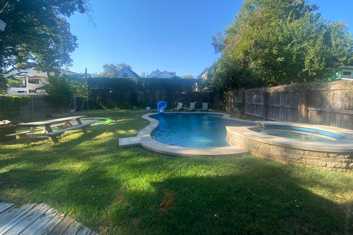 Cozy family home with pool in Zilker