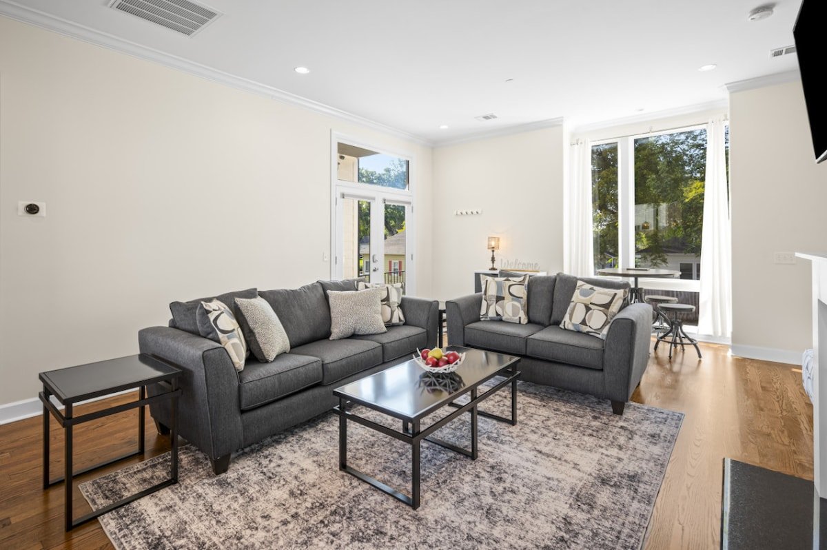 6 Bed – Perfect close 2 Downtown NFL Sunday Ticket gallery image 3