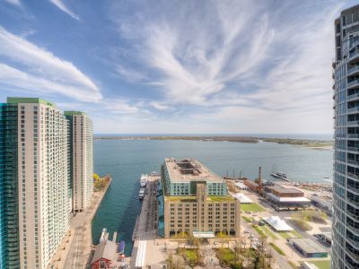 Harbourfront – Lakeview, 3 Bedrooms + Free Parking