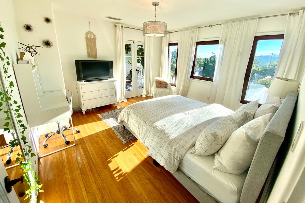 Classic Eagle Rock Hilltop Retreat with 360° Views gallery image 4