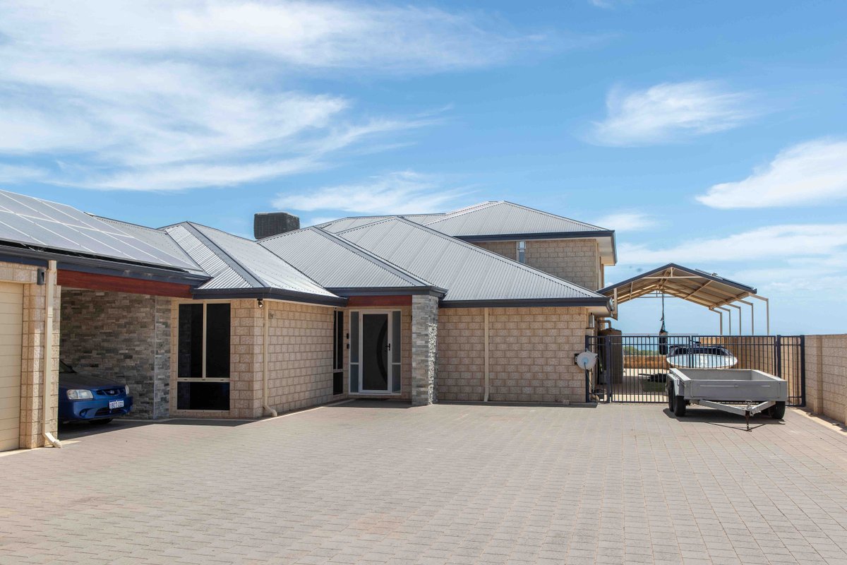 Large 2 storey home with 180 degree ocean views