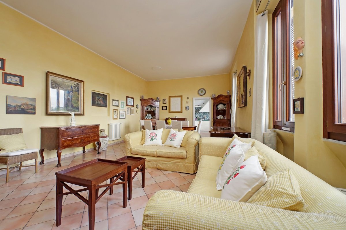 Charming Vatican apartment 150m2 / 1600 sq ft gallery image 2