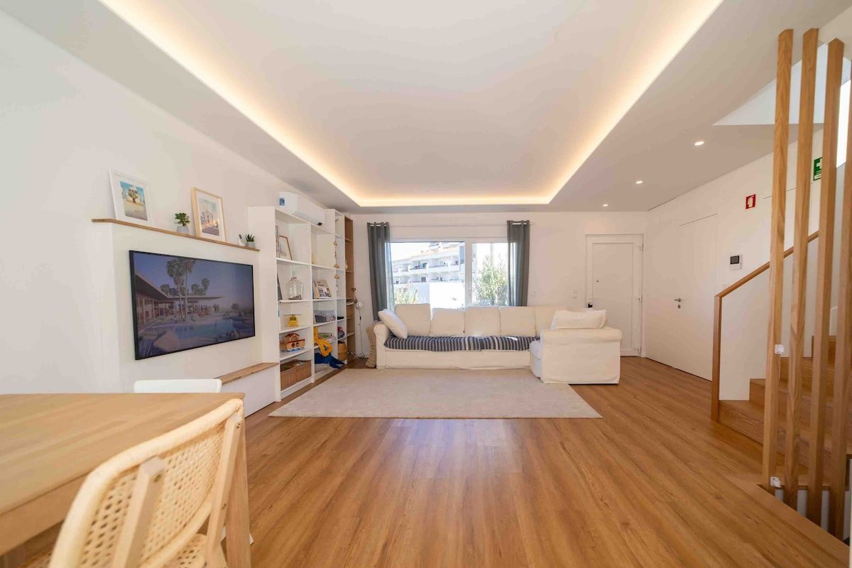 Villa with private garden & pool & sea view gallery image 5