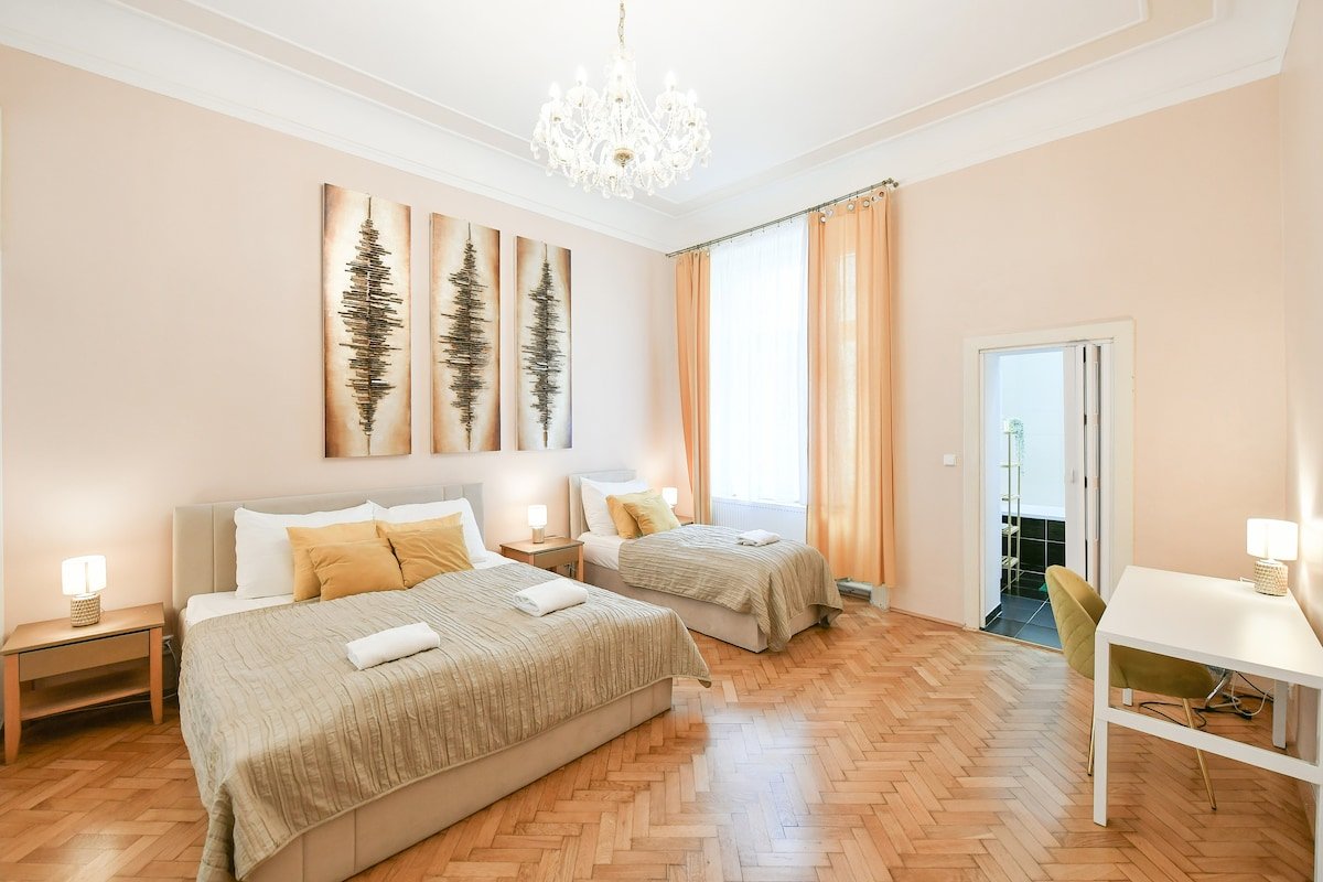 Huge 3bdr Charles Bridge Oldtown Apartment Centrum gallery image 4