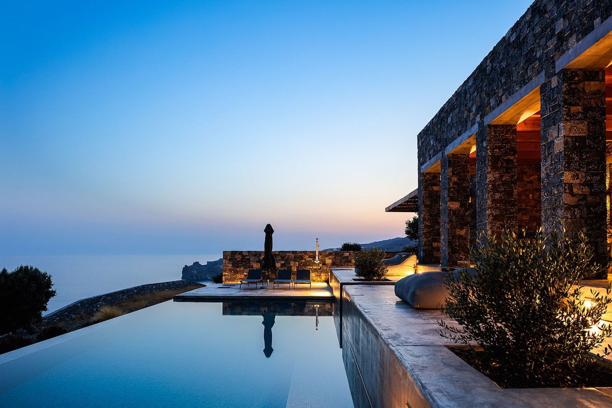 Lagremha Villa, Infinity Pool Over the Sea! gallery image 2