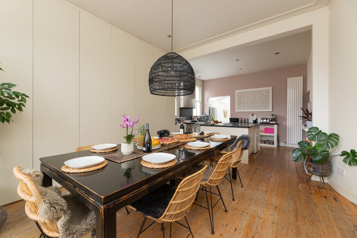 Spacious 4 dbl bedroom London home – sleeps 8