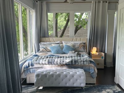 Walk to UT|100″ TV|Massage Chair|King Beds|Themes