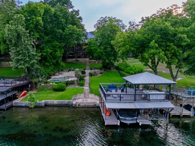 Austin Retreat: Scenic, Secluded, Stylish Stay