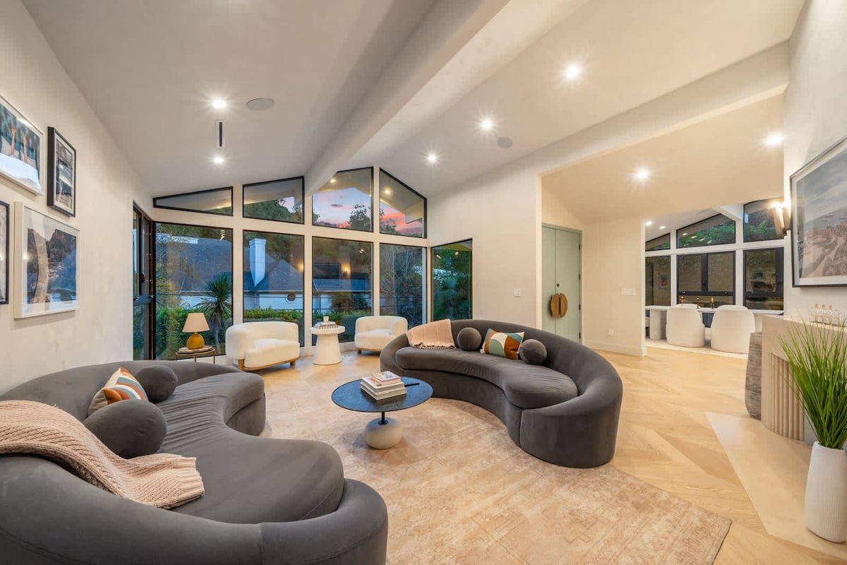 Beverly Hills 3 BR Retreat w/ Pool gallery image 2