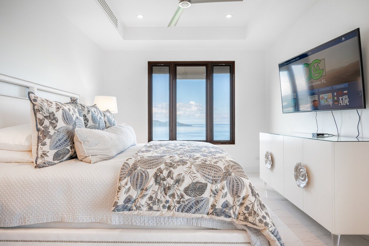 Oceanview Penthouse w/ Rooftop, Jacuzzi & Pool gallery image 3