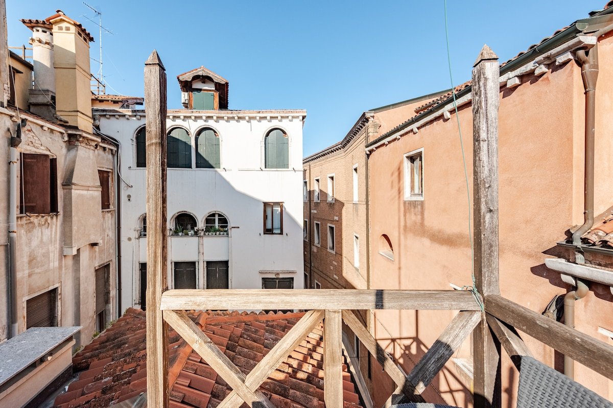 Unique Rooftop!3BDR Authentic Venetian Townhouse gallery image 3