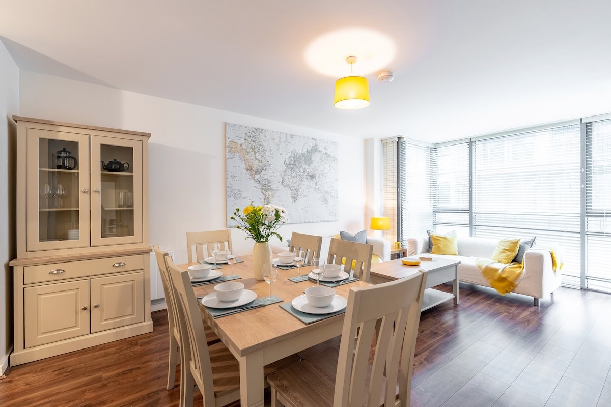 CENTRAL DUBLIN SMITHFIELD MARKET BEAUTIFUL APT 6. gallery image 3