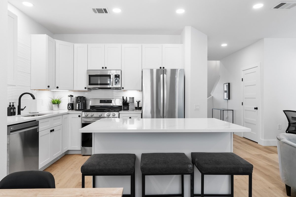 Cozy & Spacious 2 Homes ~ Free Parking ~ 11 beds gallery image 4