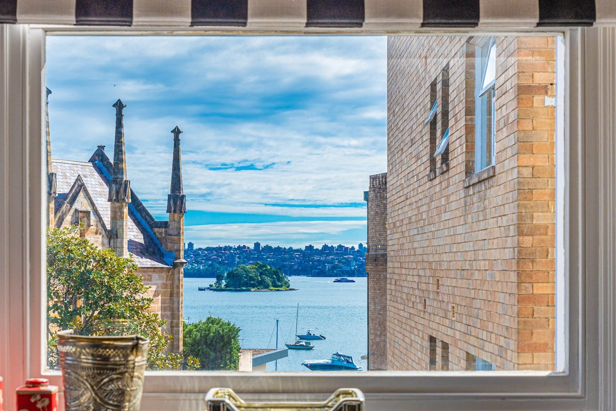 Eclectic Art Deco Retreat in Harbour side Enclave gallery image 3