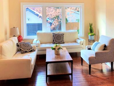 A cozy house- walking distant to High Park &subway