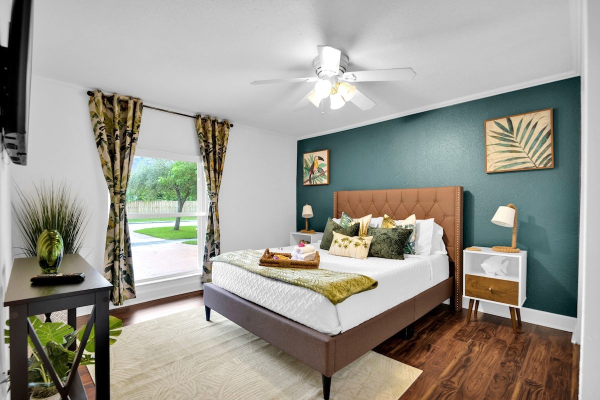 Paradise Cove | 1 Mile to Beach | Heated Pool gallery image 3