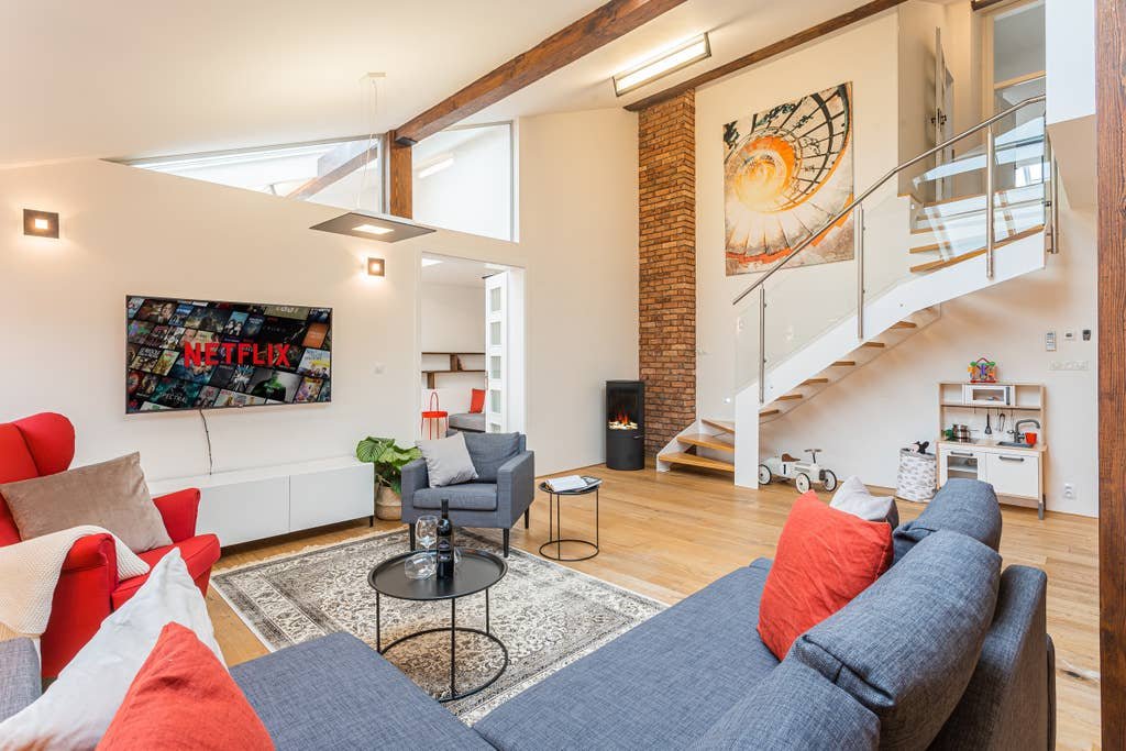 3BR 2,5bath LOFT Jacuzzi Fireplace OLD TOWN sq gallery image 3