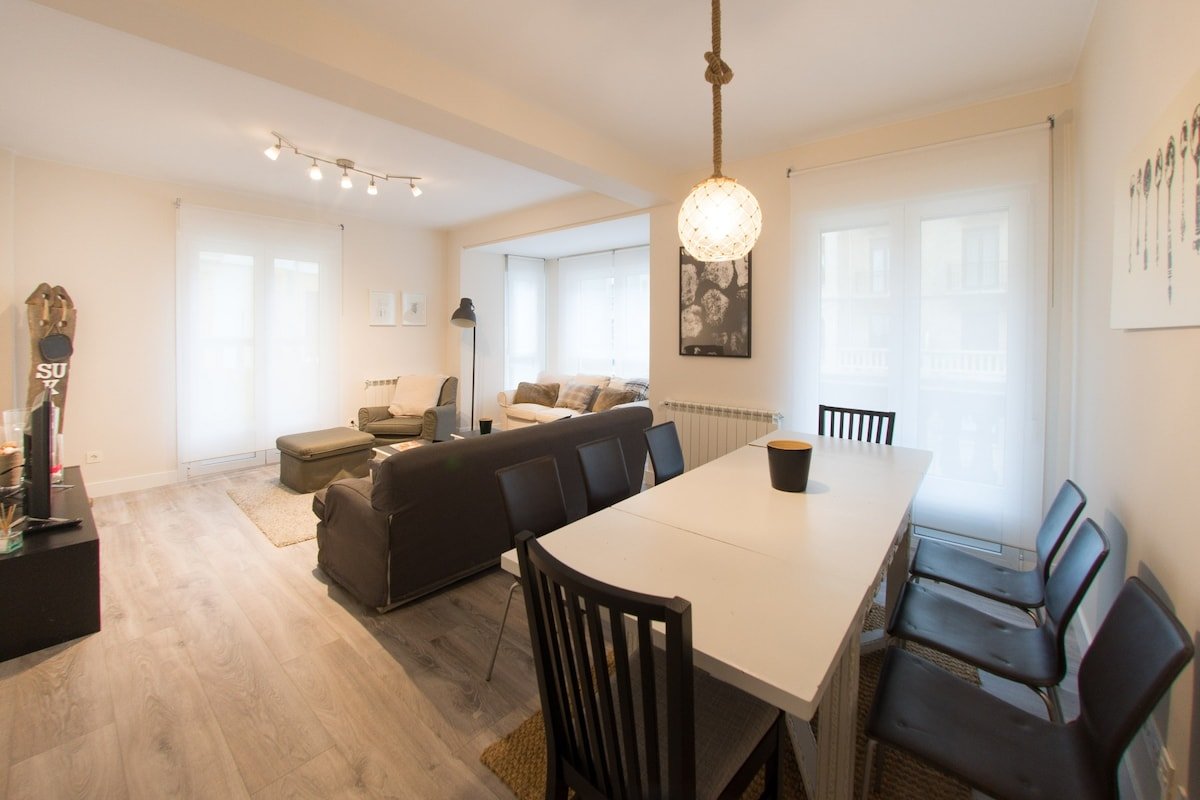 Santa Barbara Terrace, next to La Zurriola gallery image 4