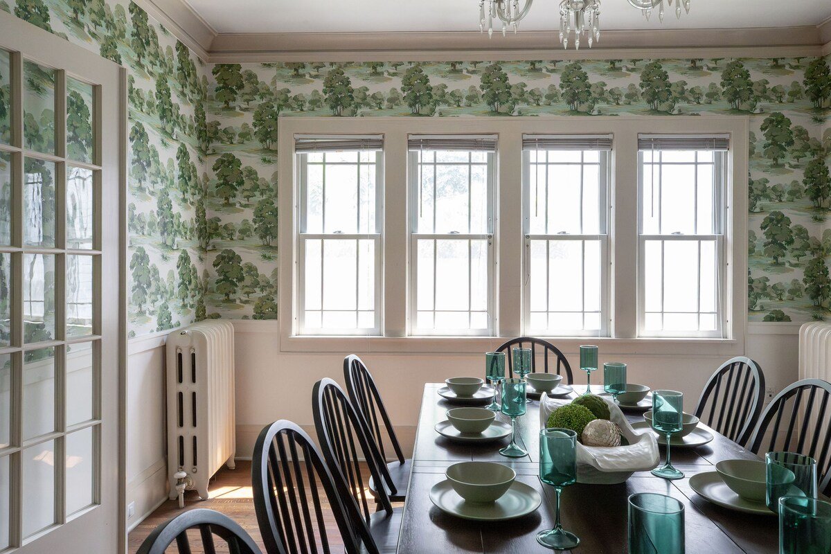 Spacious Historic Apartment with Amenities Galore! gallery image 4