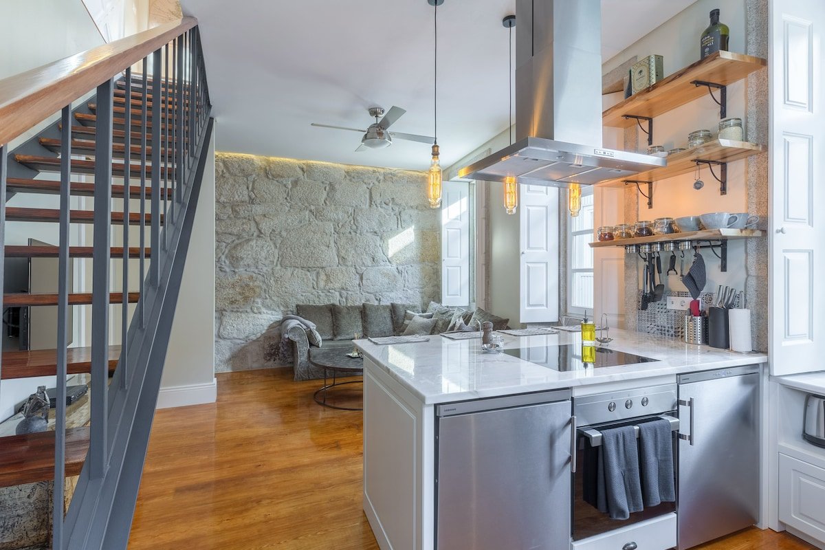 Stylish Downtown Porto Duplex 2br Walk everywhere! gallery image 3