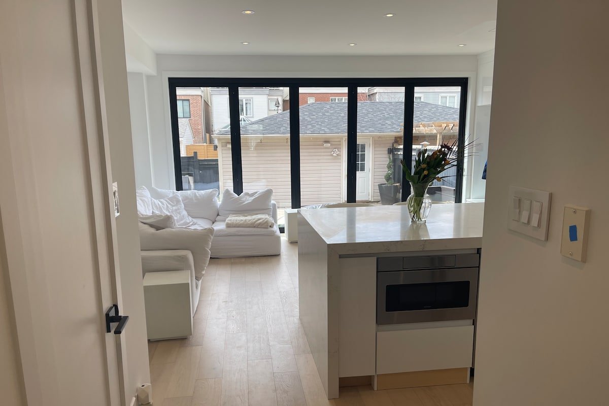 Beautiful house steps to the beach gallery image 2