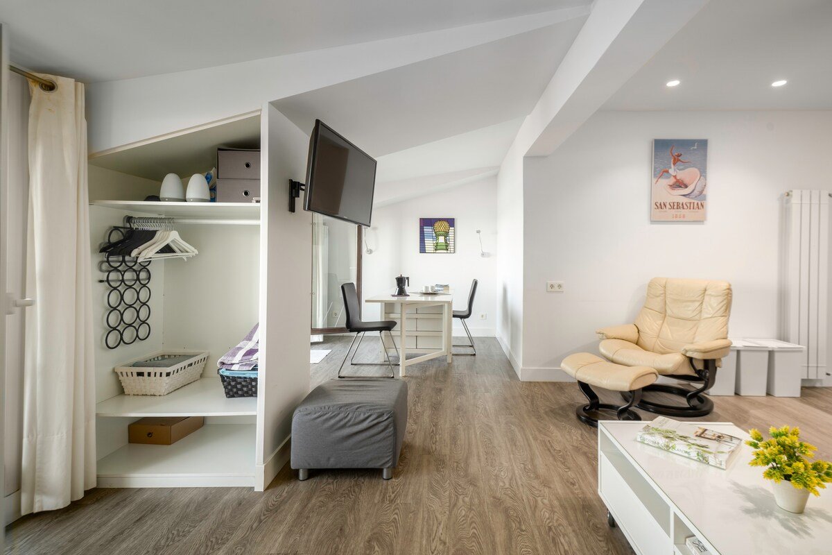 Zurriola Beach Atic gallery image 4