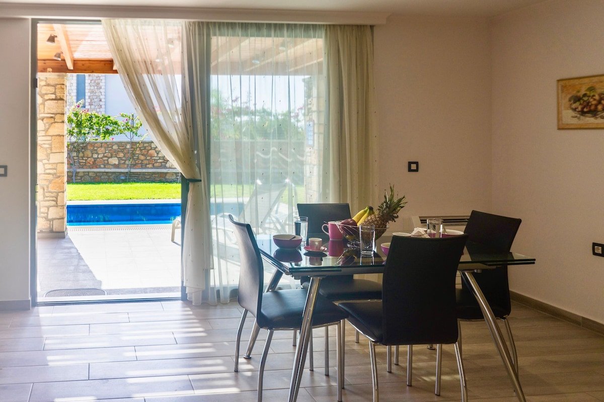 Primavera Villa • Private Pool • Jacuzzi • Sleeps gallery image 5