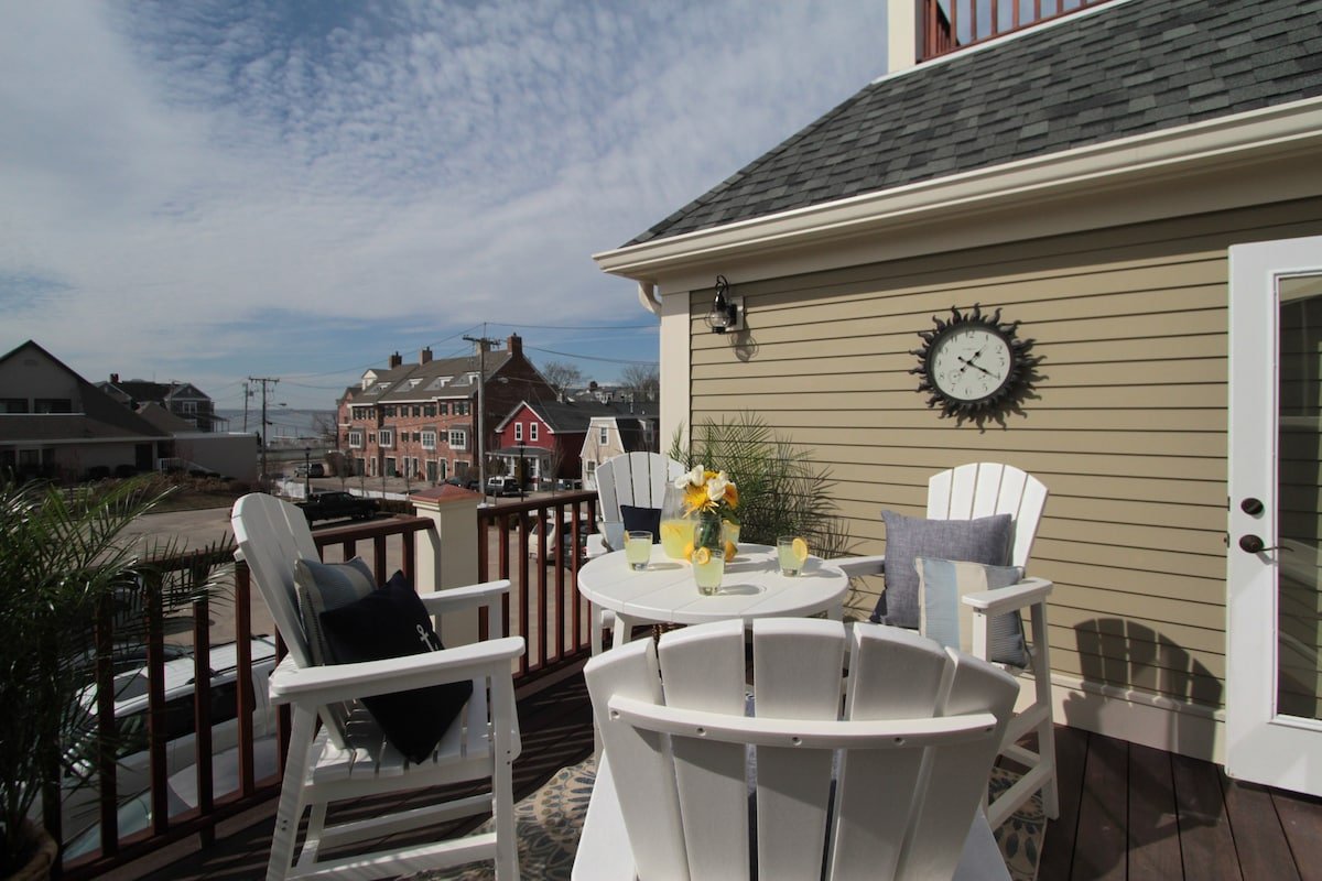 2 Bedrooms w/Loft & En-Suite Baths, Walk to Harbor gallery image 3